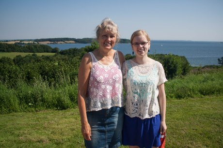 Mor og Tabita foran udsigten fra sommerhuset.